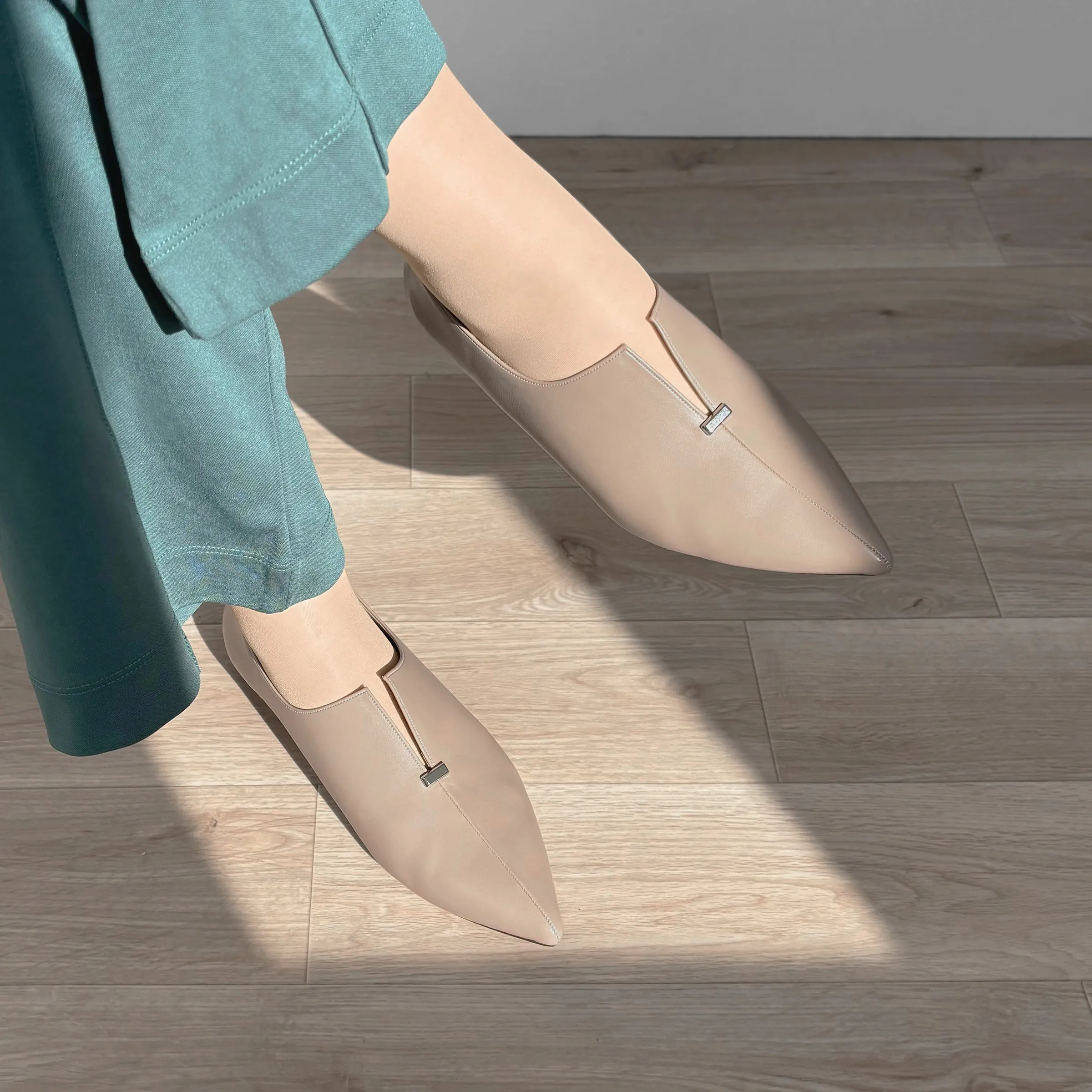 25% OFF: 2024SS: Metal Stud Slit Flat Shoes (4795) Dark Beige