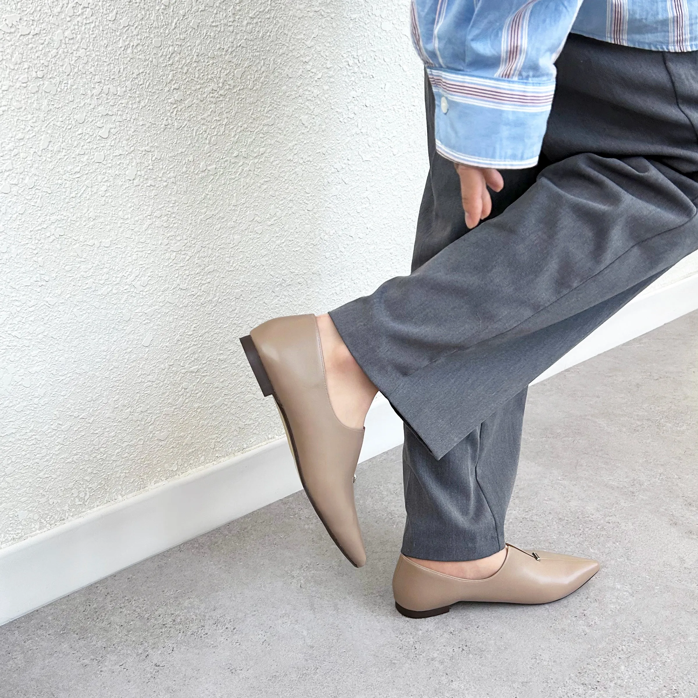 25% OFF: 2024SS: Metal Stud Slit Flat Shoes (4795) Dark Beige