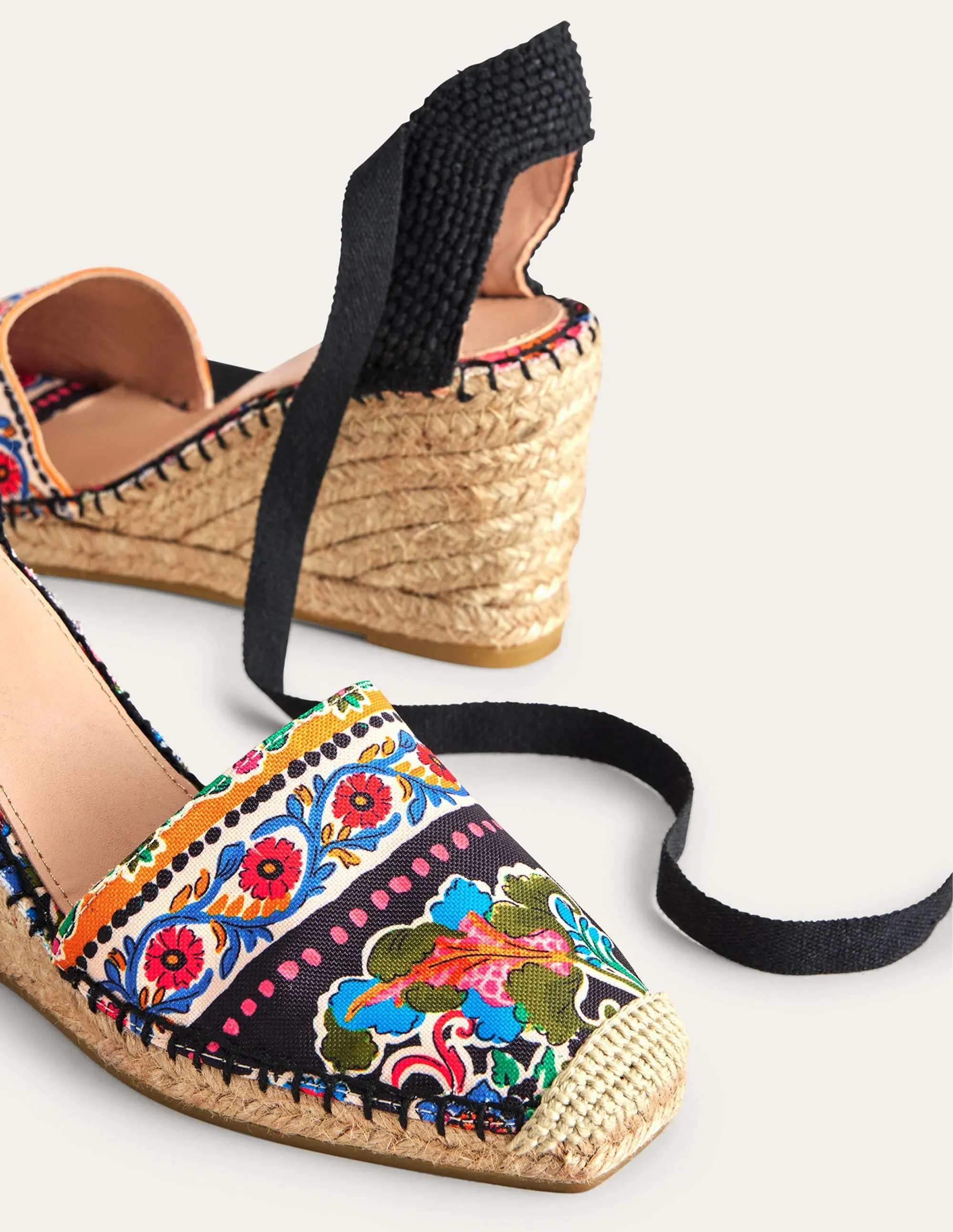 Espadrilles mit Keilabsatz und eckiger Zehenpartie-Nelkenblüten
