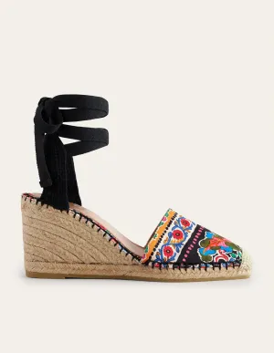 Espadrilles mit Keilabsatz und eckiger Zehenpartie-Nelkenblüten