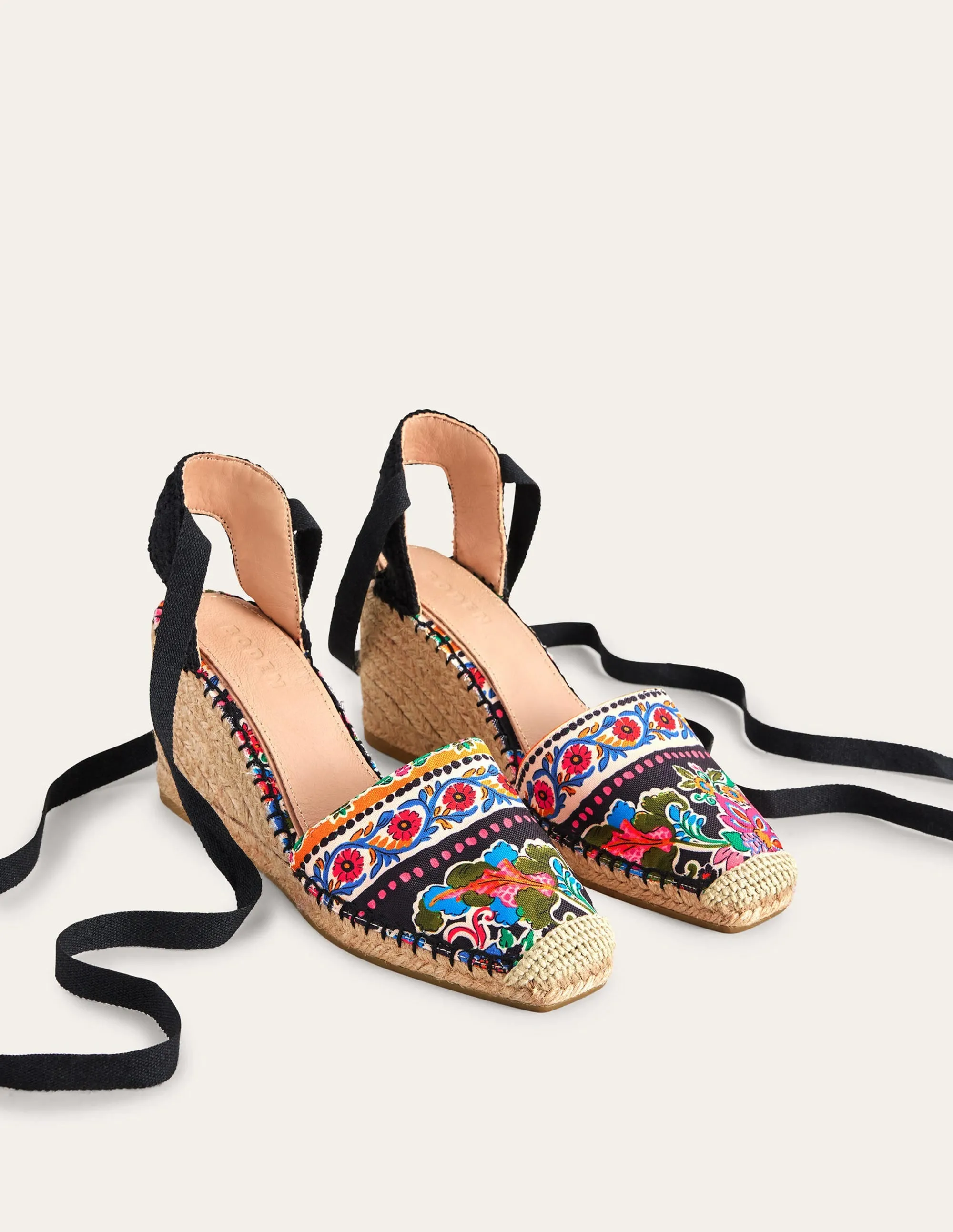 Espadrilles mit Keilabsatz und eckiger Zehenpartie-Nelkenblüten