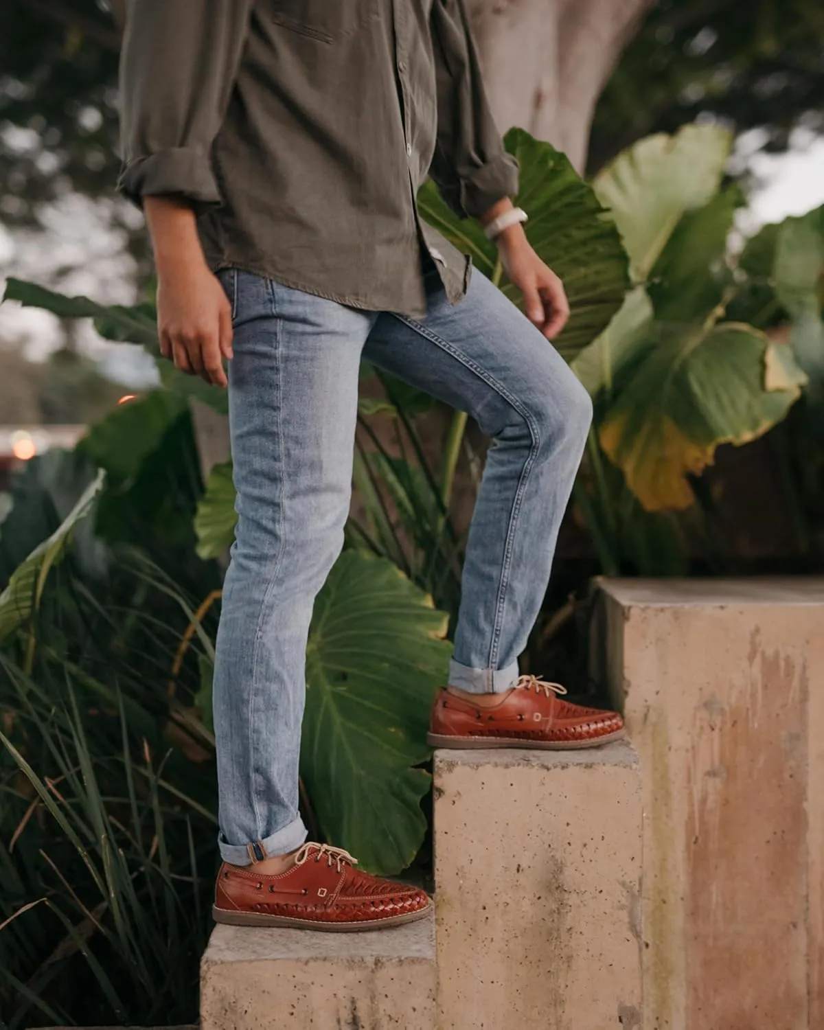 Mexico en la Piel Handmade Huaraches for Men - Modern Lace-Up Flats, Closed Toe Design, Shedron Leather, Synthetic Ranil Sole, Mexican Shoes, Sizes 7-12 US