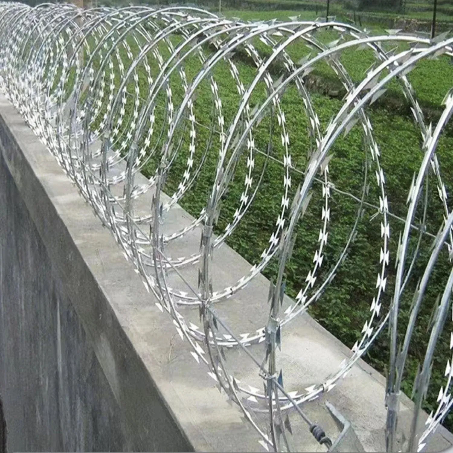 Razor Wire, Galvanized Barbed Wire, Barbed Clip Rope, Razor Wire Fence for Guardrail Home Garden Blade Wire Fence(329FT/100m)